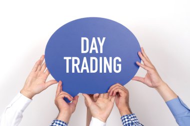 konuşma balonu tutan insanlar