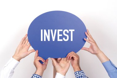 konuşma balonu tutan insanlar