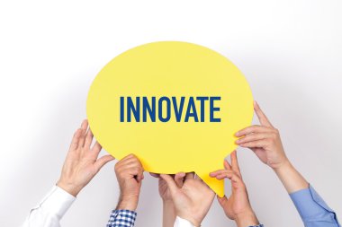 konuşma balonu tutan insanlar