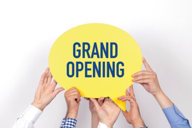 konuşma balonu tutan insanlar