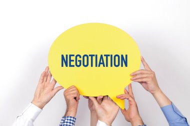 konuşma balonu tutan insanlar