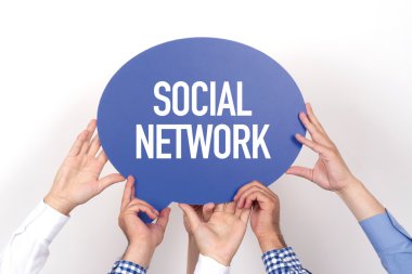 konuşma balonu tutan insanlar