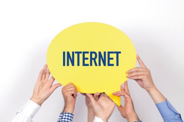 konuşma balonu tutan insanlar