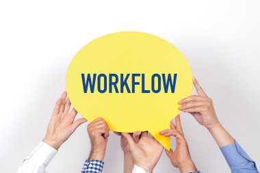 konuşma balonu tutan insanlar