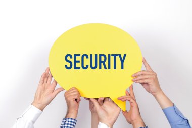 konuşma balonu tutan insanlar