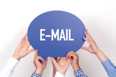 konuşma balonu tutan insanlar