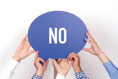 konuşma balonu tutan insanlar