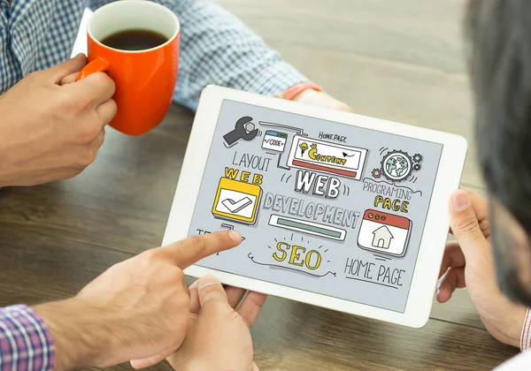 Web ontwikkelingsconcept op Tablet Pc-scherm — Stockfoto