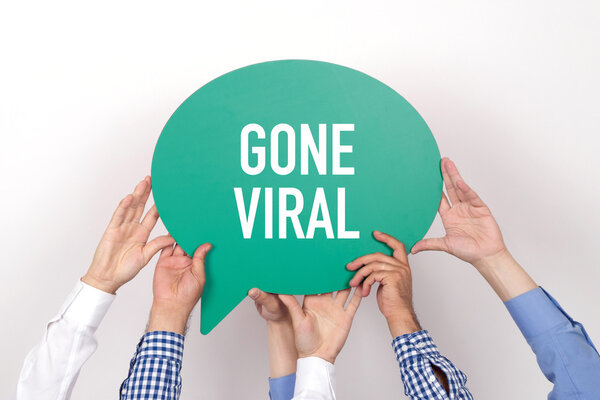 люди держат письменный пузырь речи
