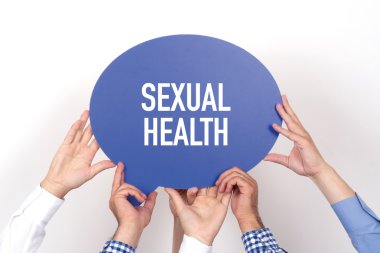 konuşma balonu tutan insanlar