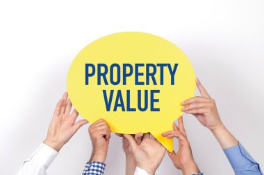 konuşma balonu tutan insanlar