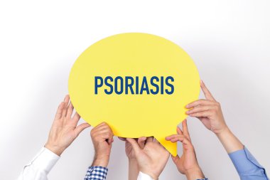 konuşma balonu tutan insanlar