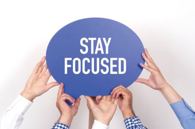 konuşma balonu tutan insanlar