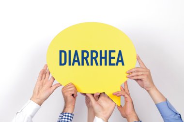 konuşma balonu tutan insanlar