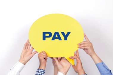 konuşma balonu tutan insanlar