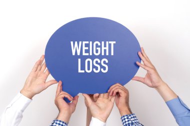 konuşma balonu tutan insanlar