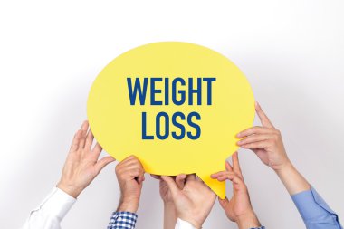 konuşma balonu tutan insanlar