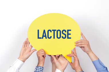 konuşma balonu tutan insanlar