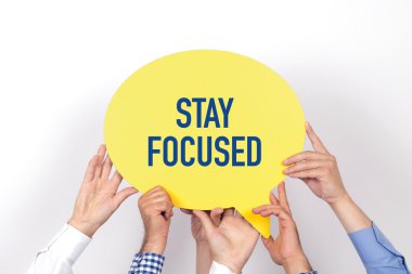 konuşma balonu tutan insanlar