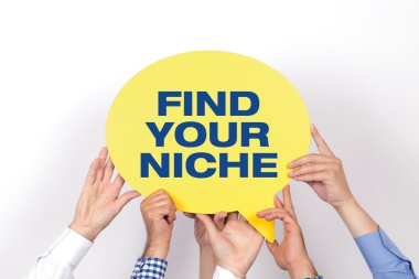 konuşma balonu tutan insanlar