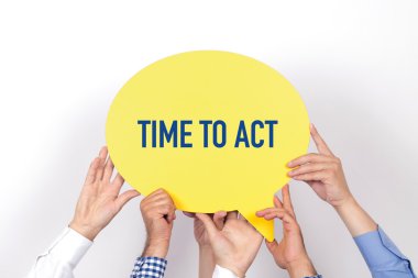 konuşma balonu tutan insanlar