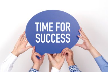 konuşma balonu tutan insanlar