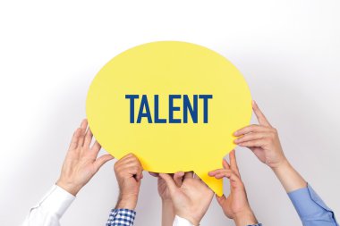 konuşma balonu tutan insanlar