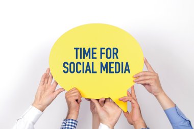 konuşma balonu tutan insanlar