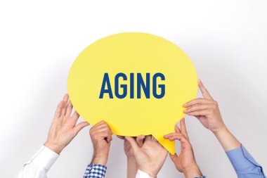 konuşma balonu tutan insanlar