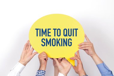 konuşma balonu tutan insanlar