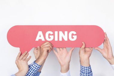 Bir grup insan konuşma balonu holding