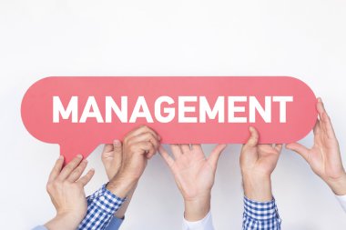 konuşma balonu tutan insanlar