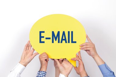 konuşma balonu tutan insanlar