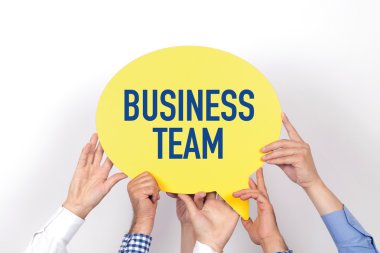 konuşma balonu tutan insanlar