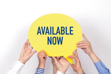 konuşma balonu tutan insanlar