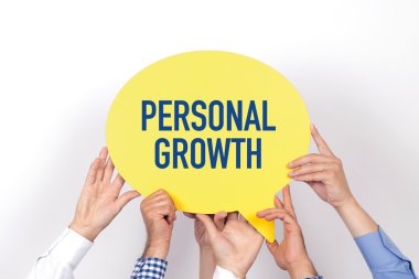 konuşma balonu tutan insanlar