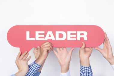 konuşma balonu tutan insanlar