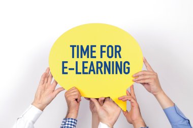 konuşma balonu tutan insanlar