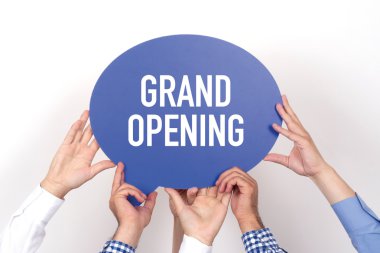 konuşma balonu tutan insanlar