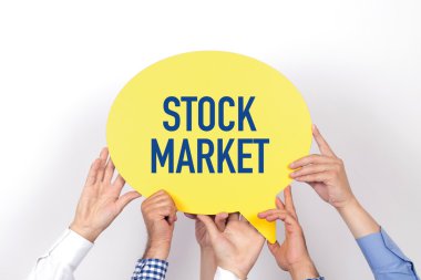 konuşma balonu tutan insanlar