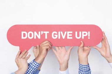 Bir grup insan konuşma balonu holding