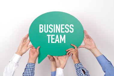 konuşma balonu tutan insanlar