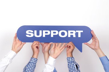 konuşma balonu tutan insanlar