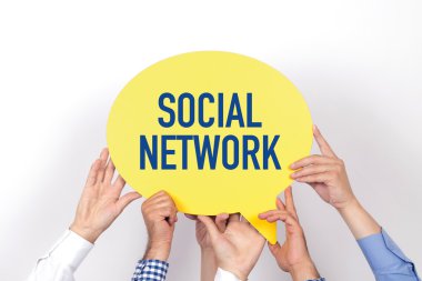 konuşma balonu tutan insanlar