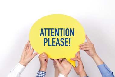 konuşma balonu tutan insanlar