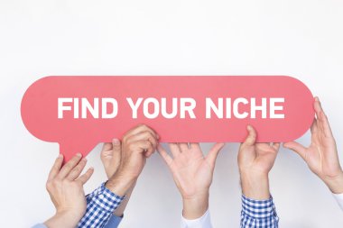 Bir grup insan konuşma balonu holding