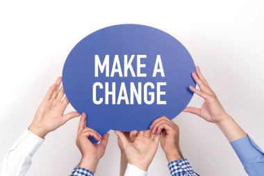 konuşma balonu tutan insanlar