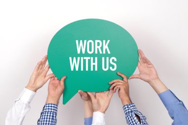 konuşma balonu tutan insanlar