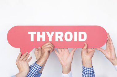 Bir grup insan konuşma balonu holding