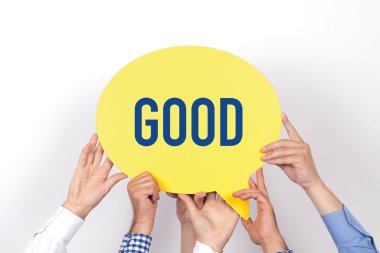 konuşma balonu tutan insanlar